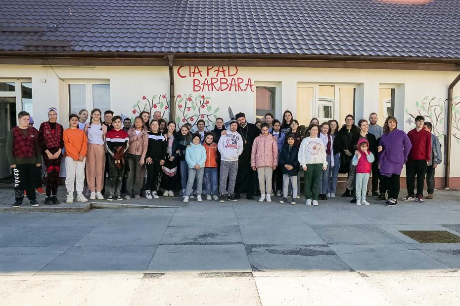 Grupul catehetic al parohiei Rădeni în vizită la Complexul rezidențial de servicii sociale de la Pătrăveni