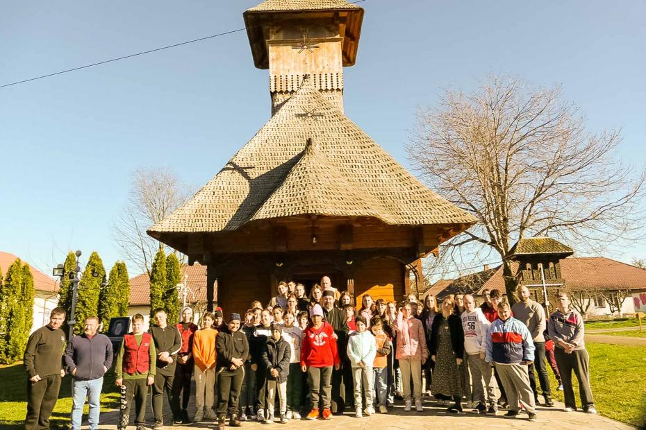 Grupul catehetic al parohiei Rădeni în vizită la Complexul rezidențial de servicii sociale de la Pătrăveni